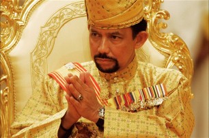 Султан Брунея узаконил отрубание рук и забрасывание камнями