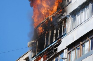 В Киеве на Соломенке загорелась многоэтажка