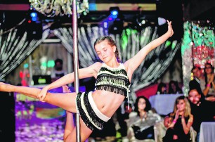 12-летние девочки освоили pole-dance