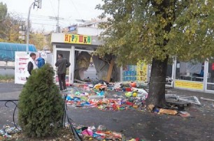 В Киеве иномарка протаранила киоск с игрушками