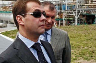 Медведев носит женские очки
