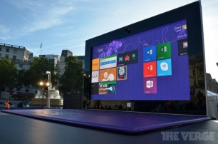 Microsoft установила в центре Лондона гигантскую копию планшета Surface 2
