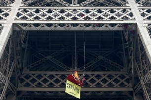 «Greenpeace» провел акцию в поддержку «Арктик Санрайз» прямо на Эйфелевой башне