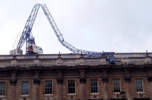 Штормовой ветер свалил кран на крышу Кабинета министров в Лондоне