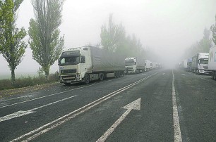 На границе с Россией водители грузовиков выживают в первобытных условиях