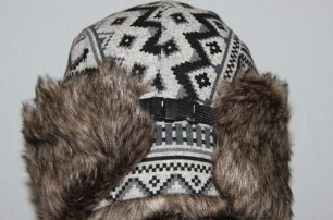 Зимой модники будут носить меховые кепки и этнические шапки-ушанки