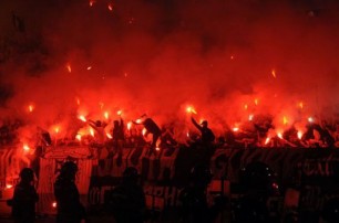 На главном дерби Сербии подожгли стадион
