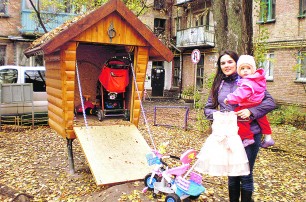 Киевская пара построила избушку на курьих ножках для хранения детской коляски