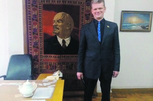 «Свободовец» в офисе Компартии Таджикистана сфотографировался с Ильичем