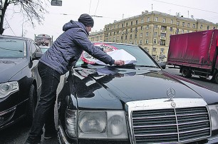 В Харькове неизвестные бьют стекла и зеркала плохо припаркованых машин