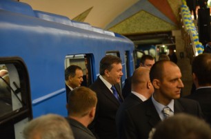 Янукович спустился в метро