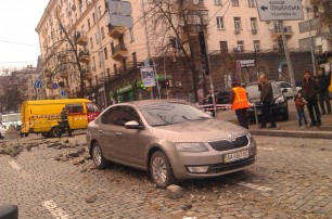 На Прорезной в Киеве кипяток из прорыва трубы ударил прямо в автомобиль