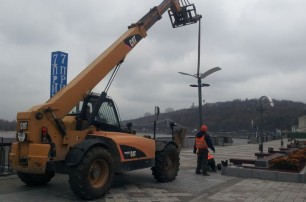 На Почтовой площади ремонтируют новые фонари
