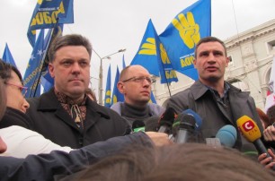 Яценюк, Тягнибок и Кличко набросились на журналистов