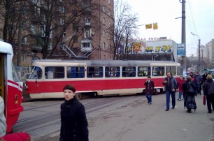В Киеве сошедший с рельс трамвай перегородил дорогу