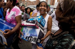 В Венесуэле военные захватили супермаркеты и раздают технику