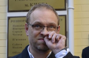 Под судом Власенко шептался с Аваковым и ковырялся в носу