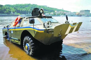 Кто и зачем ездит по Киеву на боевых машинах