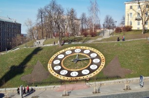 Цветочные часы на Майдане отстают из-за холода