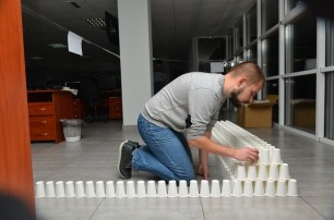 «Взгляд» построил самую большую пирамиду из бумажных стаканчиков в Украине