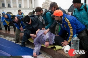 Милиционер сорвал аплодисменты на Евромайдане