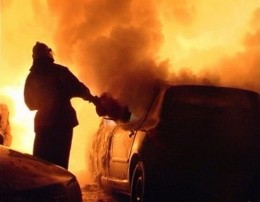 В Киевском дворе сгорел внедорожник