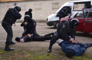 Милиционеры избили и отобрали миллион у мужчины на Харьковщине