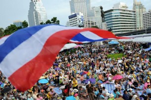 В Бангкоке демонстранты захватывают правительственные здания