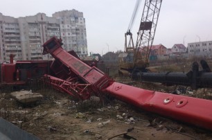 На стройке в Киеве упал кран