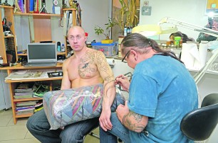 Моде на татуировки поддались политики, генералы и судьи