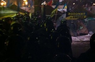 За ночь милиция прорвалась на Майдан и сносит баррикады