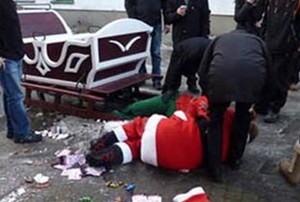 В Польше пьяный Санта врезался в стену на санях, запряженных лошадьми