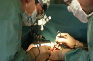 Британский хирург «гравировал» свои инициалы на печени пациентов