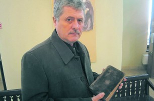 Старинную Библию немецкого солдата подарили музею