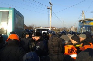 Участники Автомайдана в Межигорье добрались до второго кордона милиции