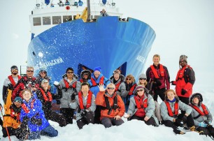 Пассажиры застрявшего во льдах Антарктики ледокола эвакуированы