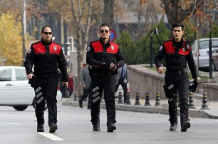 В Анкаре 350 полицейских за ночь потеряли работу