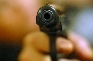 В Днепропетровской области пенсионер угрожал пистолетом продавцу за некачественные батарейки
