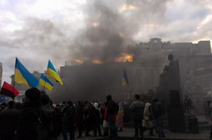 В Харькове неизвестные забросали «евромайдановцев» петардами
