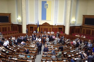 Оппозиция снова заблокировала трибуну и президиум Рады