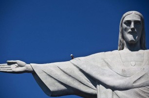 Статую Христа в Рио ремонтируют после удара молнии