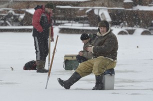 Киевские рыбаки помчали на лед
