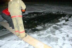 В киевской Пуще-Водице утонул автомобиль