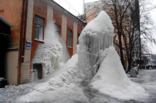 В Музейном переулке вырос ледяной сталагмит