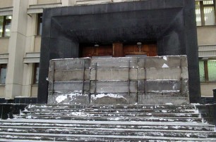 В Одессе вход в ОГА завалили бетонными блоками