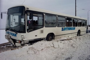 В Днепропетровске автобус протаранил перила моста и чуть не упал в воду