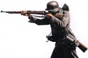 В Днепропетровске мужчина одел нацистскую форму и стрелял с балкона