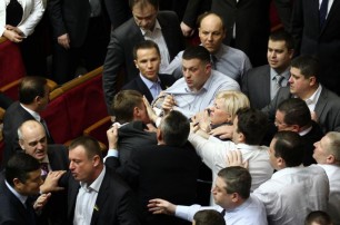 В парламентской драке пострадала женщина-депутат