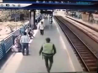 Полицейский спас самоубийцу от прыжка под поезд в метро