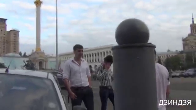 На Крещатике пьяный кавказец после ДТП напал на журналиста на глазах милиции